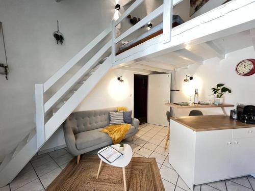 un salon avec un canapé et un escalier dans l'établissement 