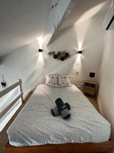 une chambre avec un lit avec deux chaussures dessus dans l'établissement 