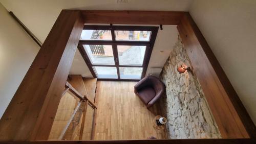 Draufsicht auf ein Treppenhaus mit Fenster in der Unterkunft Casa Vacacional Los Gemelos in San Roque del Acebal