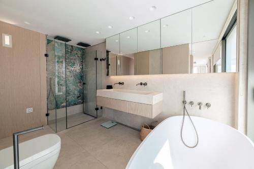 Ένα μπάνιο στο South Blue Luxury Penthouse