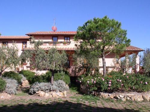 una casa con giardino di fronte di Villa Val delle Vigne a Diaccialone
