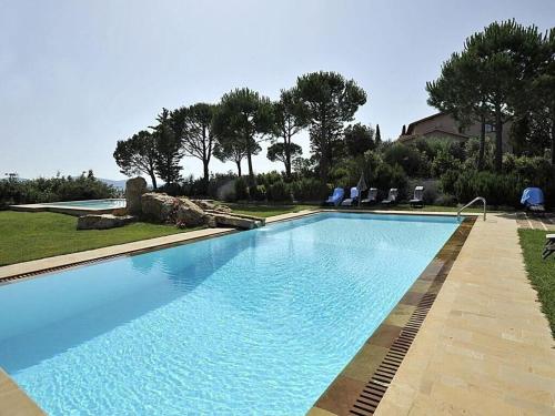 una grande piscina blu in un cortile di Villa Val delle Vigne a Diaccialone