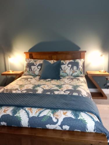 Applelea House في روسلير: غرفة نوم مع سرير مع مصباحين على طاولتين