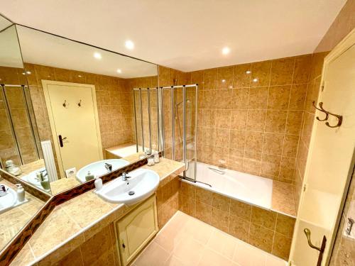 a bathroom with a sink and a shower and a tub at Le Logis Plantagenêt in Bergerac