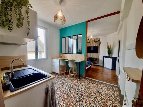 une cuisine avec un évier et un plan de travail dans l'établissement Le Cocon, à Rennes