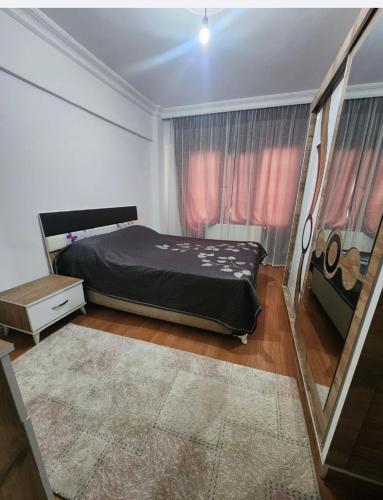 1 dormitorio con cama y ventana grande en Lovely 2 bedroom vacation rental unit, en Yalova