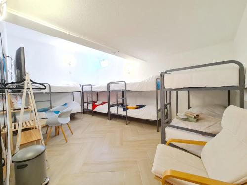 Двухъярусная кровать или двухъярусные кровати в номере Quartos para viajantes, surfistas, grupos, Boa Energia