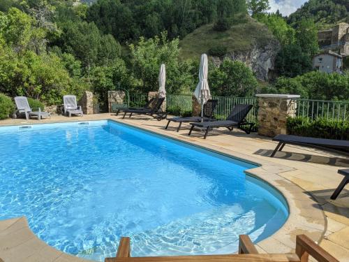 une piscine avec de l'eau bleue dans une cour dans l'établissement Atalaya - Montserrat Figueras - Gîte pour 8 personnes - 4 chambres en suite - Piscine, à Llo