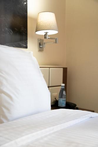 Una cama o camas en una habitación de Best Western Plus Grand Hotel Victor Hugo