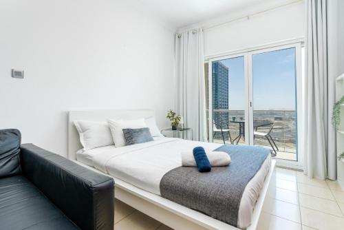 En eller flere senger på et rom på White Sage - Luxurious Studio in JLT With City Skyline View