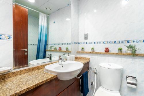 Et bad på White Sage - Luxurious Studio in JLT With City Skyline View