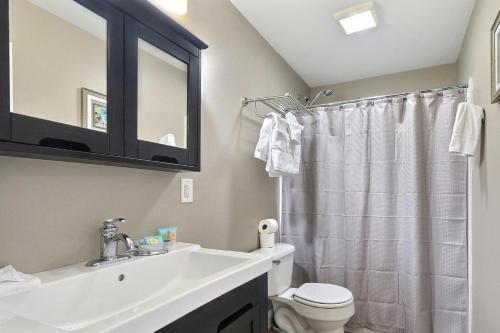 La salle de bains est pourvue d'un lavabo, de toilettes et d'un miroir. dans l'établissement Broughton Hideaway, à Savannah