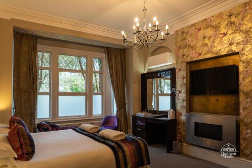 a hotel room with a bed and a television at Burlington House in Oxford