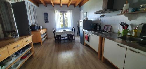 une cuisine avec un comptoir et une table à l'intérieur dans l'établissement Chezshells - pres de la plage, à Telgruc-sur-Mer