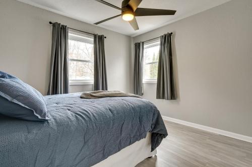 Ένα ή περισσότερα κρεβάτια σε δωμάτιο στο Michigan Vacation Rental - 9 Mi to Snow Snake!