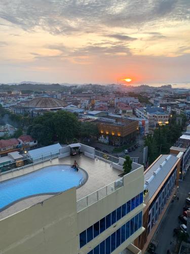 Východ nebo západ slunce při pohledu z aparthotelu nebo okolí