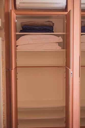a closet with a door open with towels at Blue Flat Pedra Azul - Com Vista pra Pedra in Pedra Azul