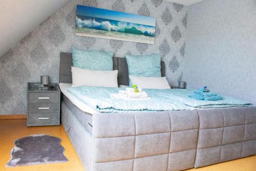łóżko z dwoma pluszakami w sypialni w obiekcie Ferienwohnung Welcome w mieście Telgte