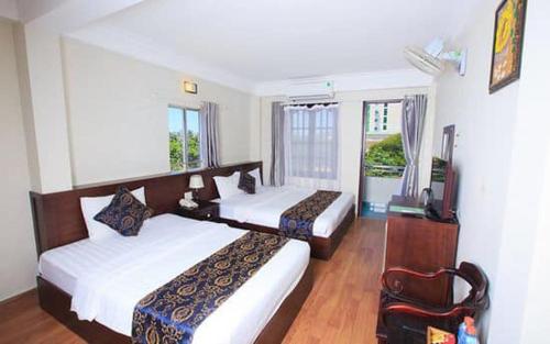 Habitación de hotel con 2 camas y TV en PHỐ BIỂN HOTEL, en Nha Trang