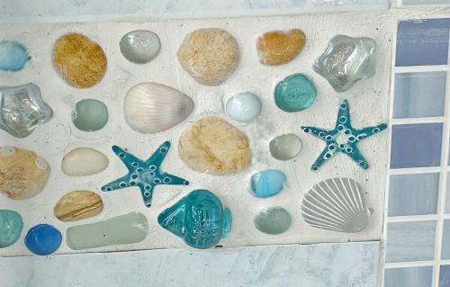 a display of rocks and shells and other glass items at Appartamento vicino aeroporto d'Abruzzo in San Giovanni Teatino