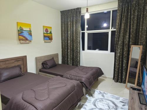 En eller flere senger på et rom på Sea View Room in Shared Apartment