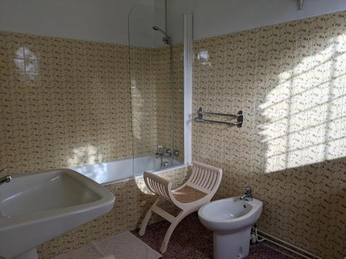 La salle de bains est pourvue d'une baignoire, de toilettes et d'un lavabo. dans l'établissement Atalaya - Montserrat Figueras - Gîte pour 8 personnes - 4 chambres en suite - Piscine, à Llo