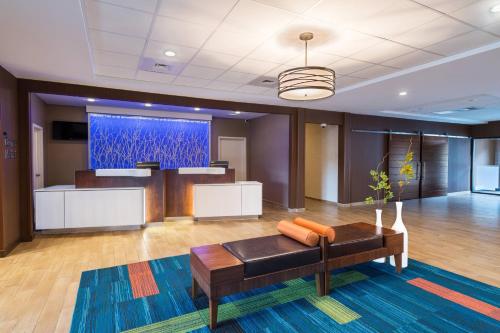 an office lobby with a couch and a table at Fairfield by Marriott Inn & Suites Uncasville Mohegan Sun Area in Uncasville