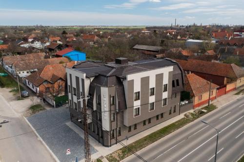 una vista aérea de un edificio en una calle de la ciudad en Garni Hotel IMPERIUM Subotica, en Subotica