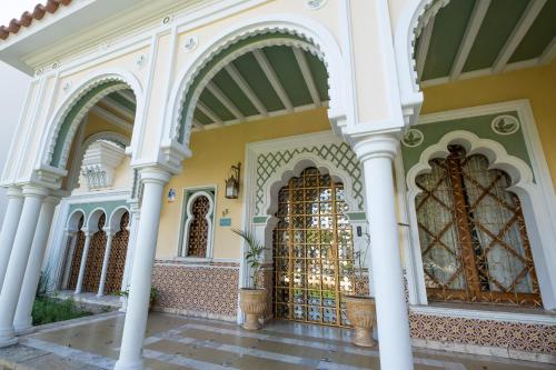 una entrada a un edificio con puertas ornamentadas en Augusta Palace en Salta