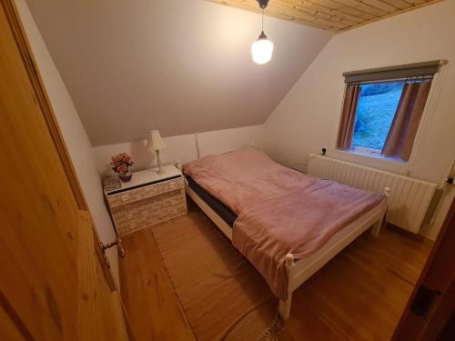 Кровать или кровати в номере Hyggeligt gammelt hus i Vestmanna