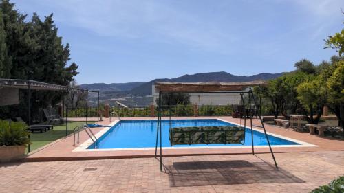 una piscina in un cortile con una casa di La Cañota King Rooms Adults Only a Talara