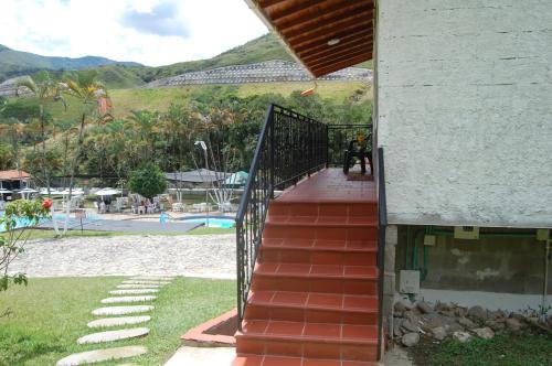 Hosteria Puerta del Nus في Cisneros: درج يؤدي إلى منزل به مسبح