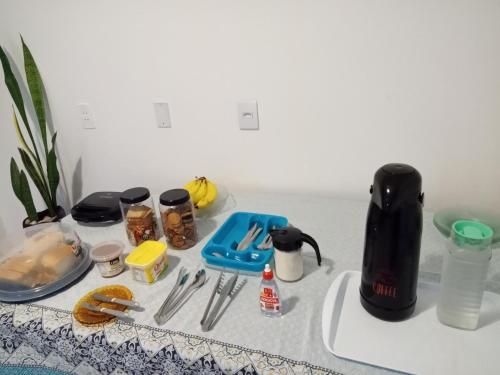 un tavolo con frullatore e utensili. di Hostel Da Penha a Vila Velha