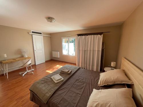 - une chambre avec un lit, un bureau et une fenêtre dans l'établissement Au Perchoir, à Caunes-Minervois