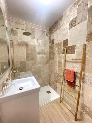 une salle de bain avec un lavabo et une douche dans l'établissement Chez Joan, Apt de Standing, 4 Prs, à 300m des plages, à Antibes