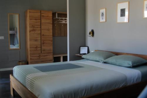 um quarto com uma cama grande e almofadas azuis em B&B Gasper em Cavalcaselle