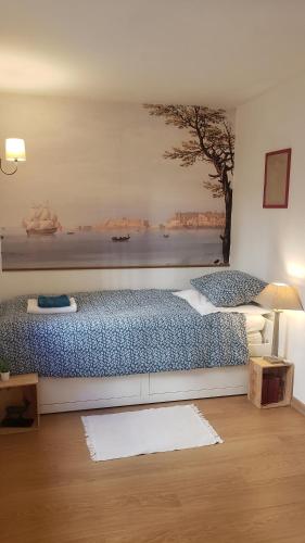 une chambre avec un lit avec un tableau sur le mur dans l'établissement Maison pour vous - TinyHouse center of Paris - logement insolite #MaCabaneAParis, à Paris