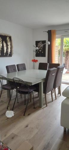 une salle à manger avec une table et des chaises dans l'établissement a 8kms du circuit des 24 h du mans, à Moncé-en-Belin