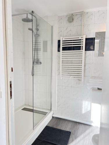 une salle de bain avec une douche avec une porte vitrée dans l'établissement AptCityStay, à Apt
