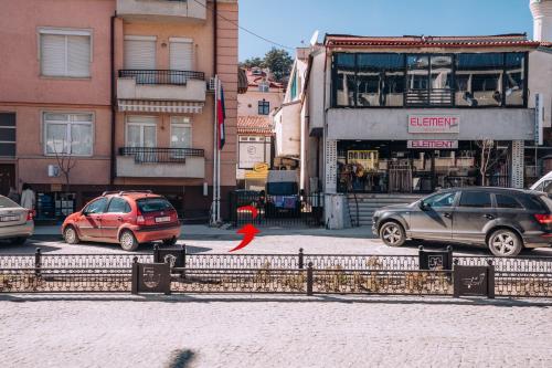 een groep auto's geparkeerd in een stadsstraat bij Darni Central Apartments - Bazaar Location With Free Parking in Ohrid