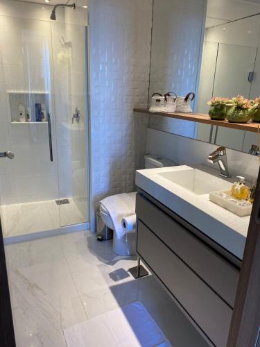 a bathroom with a sink and a shower at Blue Flat Pedra Azul - Com Vista pra Pedra in Pedra Azul