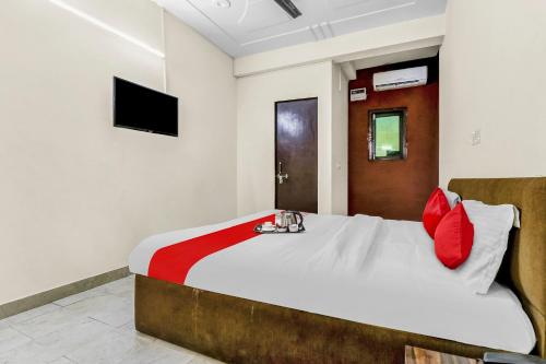 Een bed of bedden in een kamer bij Flagship Hotel Sg