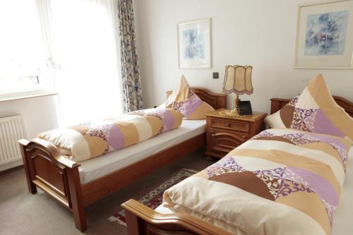 a bedroom with two beds and a window at Hotellerie Gasthaus Schubert in Garbsen