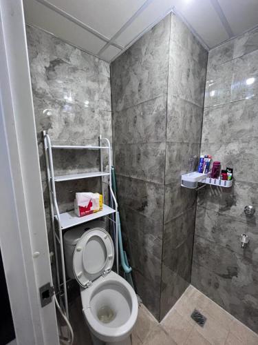 een badkamer met een douche en een toilet. bij Apartemen Serpong Greenview Premium in Ciater-hilir