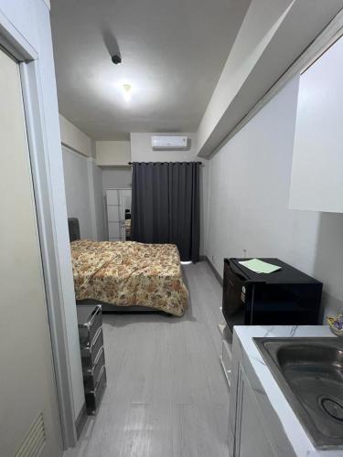 een slaapkamer met een bed en een wastafel bij Apartemen Serpong Greenview Premium in Ciater-hilir