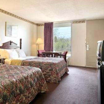 艾科亞的住宿－Royal Inn，酒店客房设有两张床和窗户。