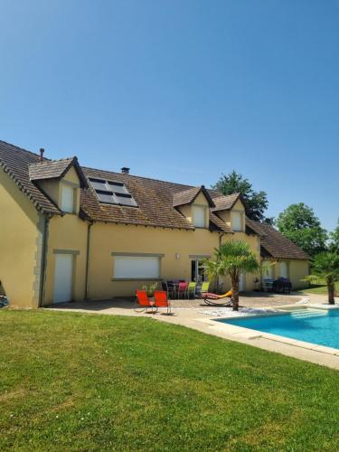 une maison avec une piscine et une cour dans l'établissement Villa avec piscine, jacuzzi et vue imprenable !, à Herry