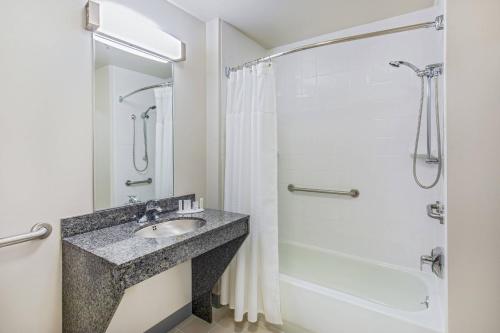 y baño con lavabo y ducha. en Fairfield Inn & Suites Lancaster en Lancaster