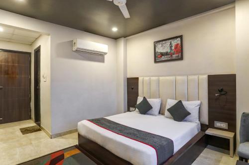 sypialnia z łóżkiem w pokoju w obiekcie Townhouse Ranipur Mor w mieście Haridwar