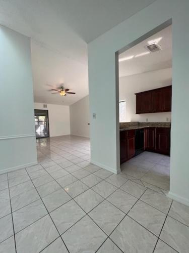 um grande quarto vazio com uma cozinha com tecto em The Modern Bloom em Orlando
